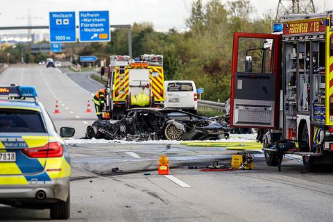 Zwei ausgebrannte Autos, eine tote Fahrerin: Das war die Folge eines illegalen Autorennens und eines damit verbundenen Unfalls am 10. Oktober auf der A66 bei Hofheim am Taunus. Archivfoto: wiesbaden112/dpa