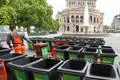 Leere Mülltonen werden am Frankfurter Opernplatz abgeholt. Nach den nächtlichen Krawallen in der Nacht zum 19. Juli treffen sich Vertreter der Stadt und der Polizei zu einer Sicherheitskonferenz. Bei Ausschreitungen auf dem Opernplatz wurden mindestens fünf Polizisten verletzt. Fast 40 Menschen wurden festgenommen.