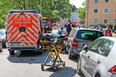 Vor der Wilhelm-Heinrich-von Riehl-Schule im Wiesbadener Stadtteil Biebrich stehen Rettungswagen, nachdem rund 40 Schülerinnen und Schüler über Atembeschwerden geklagt hatten.  Foto: René Vigneron