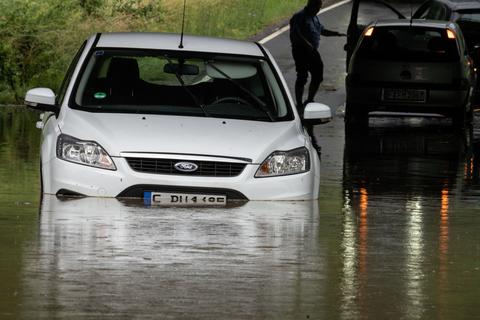 Ein Auto ist in Frankfurt in einer überfluteten Unterführung unter der Friedberger Landstraße im Wasser liegengeblieben, nachdem ein starkes Gewitter über die Stadt hinweg gefegt war. Foto: dpa