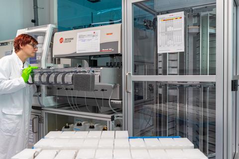 Eine Mitarbeiterin im DKMS Life Science Lab in Dresden arbeitet an einer Maschine für die Isolation der DNA für den Typisierungsprozess. Foto: dpa