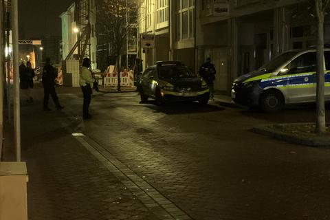Die Polizei hat mehrere Objekte in der Waldstraße durchsucht und die Straße dafür zeitweise gesperrt. Foto: Marcel Großmann