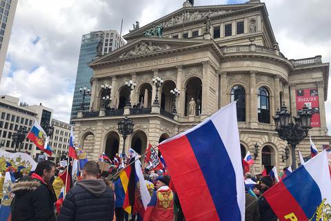 In Frankfurt läuft eine prorussische Demo. Foto: Sascha Kircher