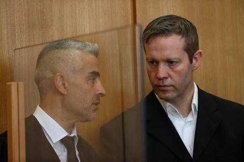Stephan Ernst (r), der des Mordes an dem Politiker Walter Lübcke angeklagt ist, hört seinem Anwalt Mustafa Kaplan bei seinem Prozess vor dem Oberlandesgericht Frankfurt zu.