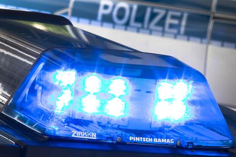 Die Polizei sucht nach einem Mann, der am Donnerstagabend bei Worms eine Frau belästigt hat. Symbolbild: Friso Gentsch/dpa