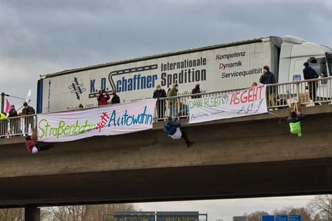 Aktivisten seilen sich von einer Autobahnbrücke ab. Foto: 5vision.media