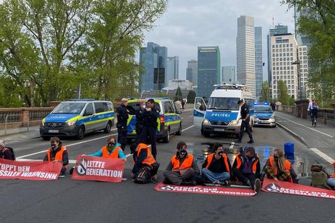 Aktivisiten der Gruppe "Letzte Generation" blockieren die Untermainbrücke in Frankfurt.
