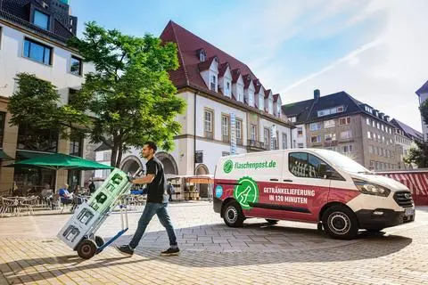 In immer mehr Städten gehören sie zum täglichen Bild: Lebensmittelbringdienste wie Flaschenpost. Die Gewinnmargen bleiben hierbei meistens gering.  Foto: Flaschenpost