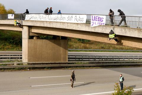 Im Oktober 2020 protestierten Umweltaktivisten gegen die Rodung von Bäumen im Dannenröder Forst - und seilten sich bei Idstein von einer Autobahnbrücke ab.