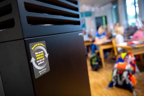 Eine Luftfilteranlage in einem Klassenzimmer. Foto: dpa