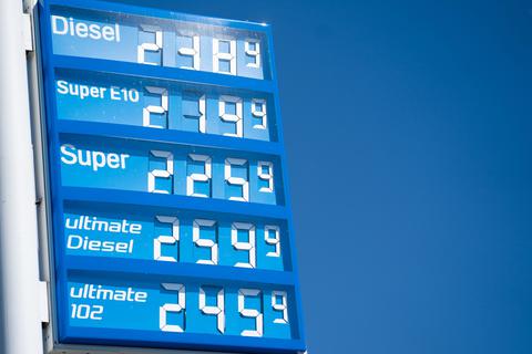 Der Spritpreis an den Tankstellen steigt und steigt. Eine vorübergehende Steuersenkung lehnt Finanzminister Christian Lindner dennoch ab.  Foto: dpa
