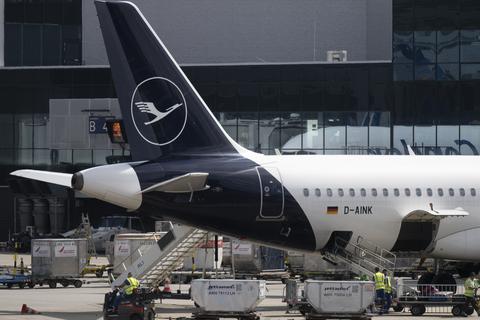 Eine Passagiermaschine der Lufthansa wird am Frankfurter Flughafen entladen. Foto: dpa