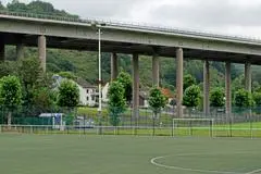 „Menschen unter der Talbrücke“ wollen eine neue Autobahnführung, die mit einem Tunnel beginnt und dann erst in Höhe des Sportplatzes das Dilltal überquert.