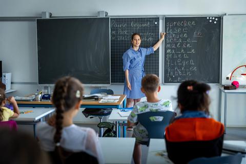 Maryna Chernova ist eigentlich Übersetzerin für Englisch und Deutsch. Seit ihrer Flucht nach Deutschland unterrichtet sie eine Intensivklasse an der Rossert-Grundschule in Kelkheim. Lukas Görlach