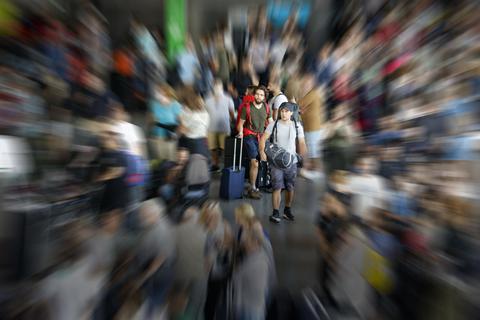 Da ist ganz schön was los: Großer Andrang am Frankfurter Flughafen. Am Freitag ist in Hessen und Rheinland-Pfalz der letzte Schultag - viele starten in den Urlaub. Foto: Sascha Kopp
