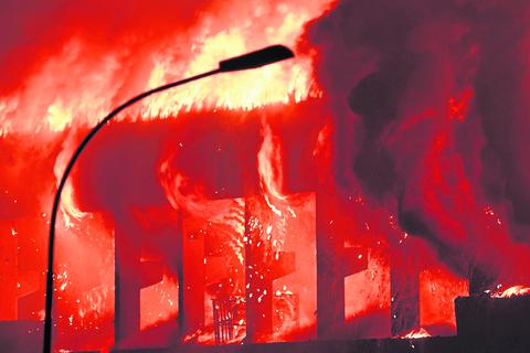 Flammendes Inferno in der brennenden Lagerhalle.  Foto: Vollformat/Marc Schüler