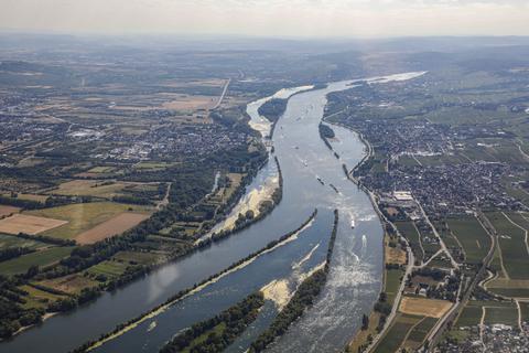 Der Rhein (hier fotografiert bei Oestrich-Winkel (rechts) und bei Ingelheim/Frei-Weinheim (links).  Foto: Harald Kaster