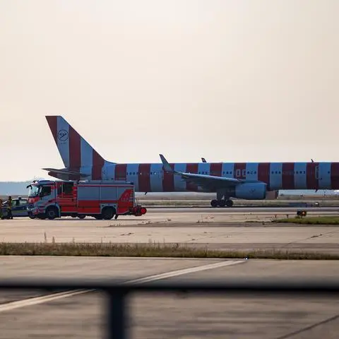 Klima-Aktivisten der "Letzten Generation" blockieren den Frankfurter Flughafen.