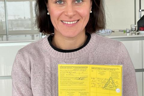 Maria Steber hat einen russischen Aufkleber in ihrem Impfpass. Aber in der EU ist die Impfung mit Sputnik nicht anerkannt. Foto: Anton Steber