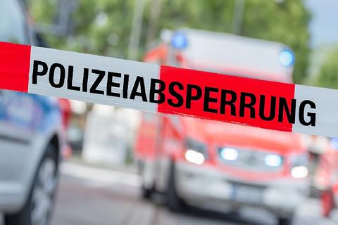 Ein Absperrband vor Polizeifahrzeug und Krankenwagen. Symbolfoto: S. Zitzmann/Fotolia