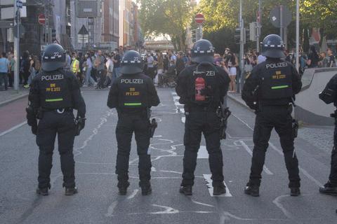 Nach einem ungeklärten Polizeieinsatz mit Todesfolge in Mannheim im vergangenen Mai wurden viele Polizisten (hier bei einer Demo gegen Polizeigewalt) von Teilen der Bevölkerung heftig angegangen. 