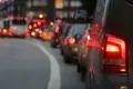 Autos stehen im Stau.