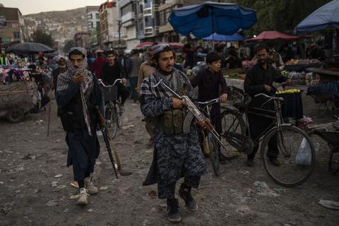Taliban-Kämpfer patrouillieren nach ihrer Machtübernahme durch Kabul. Der älteste Bruder von Habib A. ist mit seiner Familie aus der Hauptstadt geflohen und versteckt sich vor den Kämpfern. Archivfoto: dpa