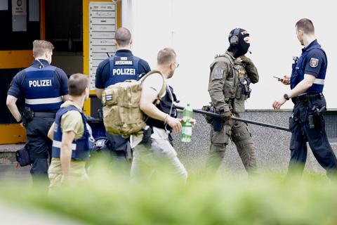 Einsatz beendet: Nach Stunden der Anspannung in Nierstein können die Beamten des Spezialeinsatzkommandos (SEK) abrücken.