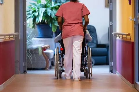 Im Kreis Groß-Gerau werden in Zukunft insgesamt mehr als 4.000 Fachkräfte fehlen. Nach der Prognose werden insbesondere in der Gesundheits- und Altenpflege Beschäftigte fehlen. (Symbolbild)