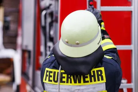 Die Feuerwehr hat am Donnerstagnachmittag in Lollar über 100 brennende Heuballen gelöscht. (Symbolfoto)