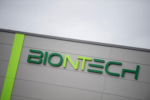 Das Logo und der Schriftzug der Firma Biontech.