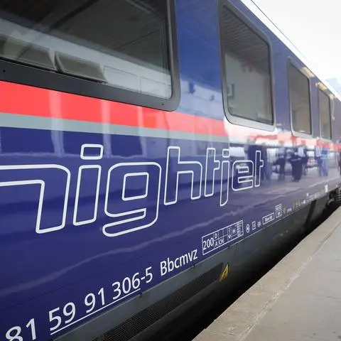 Der „Nightjet“ rollt auch durch Rheinland-Pfalz. Er bringt Reisende etwa nach Brüssel oder Wien. (Illustration)