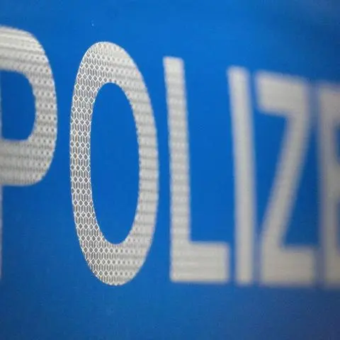 Fünf Jugendliche haben am Samstag Hakenkreuze und weitere verfassungsfeindliche Symbole an die Wände der Herborner Kirchbergschule gesprüht. Die Polizei sucht nach Zeugen. 