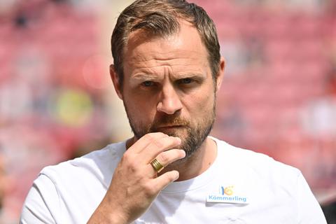 Grübelt gerade wohl auch wegen seiner Zukunft bei Mainz 05: Trainer Bo Svensson.
