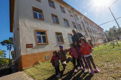 Auf deutschem Boden: Väter und Kinder in der wieder aktivierten Erstaufnahmeeinrichtung für Geflüchtete in den Darmstädter Kelley-Barracks. Foto: Guido Schiek