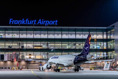 Ein startbereiter Lufthansa-Airbus wird am Frankfurter Flughafen aus der Parkposition zurückgeschoben.
