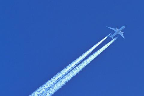 Schönes Motiv aber schlecht für Umwelt und Klima: Ein Flugzeug hinterlässt am blauen Himmel Kondensstreifen.
