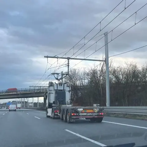 Eine Zugmaschine fährt mit Oberleitungs-Strom auf der Versuchsstrecke nahe Gräfenhausen.