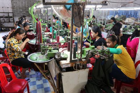 Arbeiterinnen in einer Textilfabrik in der Takeo-Provinz in Kambodscha: Große Firmen in Deutschland müssen Hinweisen auf Ausbeutung entlang ihrer Lieferketten nachgehen. Das sieht ein neues Gesetz vor, das zu Jahresbeginn in Kraft trat.