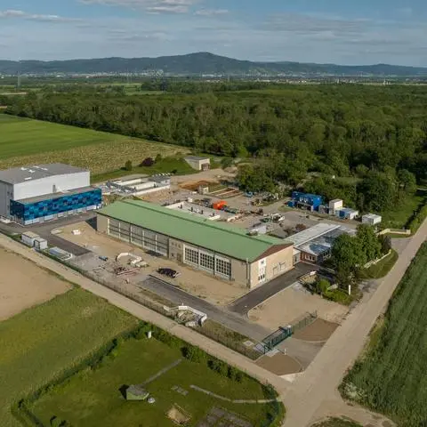 Das neue Wasserwerk Allmendfeld ist links erkennbar, mit silberner Fassade und blauem Vorbau. Das alte Wasserwerk mit grünem Dach wurde im Dezember nach knapp sechzigjähriger Dienstzeit stillgelegt.