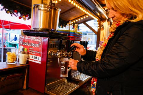 Stabil sind die Preise für Glühwein beim Darmstädter Weihnachtsmarkt. Hier zapft Standbetreiberin Christine Hausmann. 