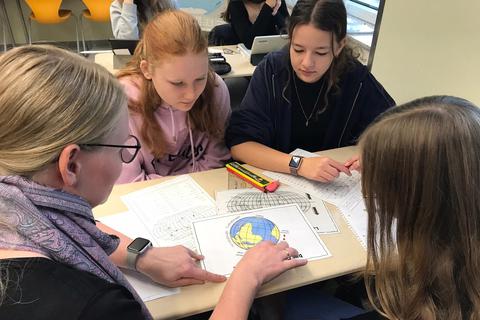 Erdkundelehrerin Kerstin Freitag (v.l.) mit ihren Schülerinnen Johanna Lenz, Alissa Braun und Selina Habermann.