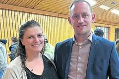 Leopold Bach am Wahlabend mit seiner Frau in der Feldahalle. 
