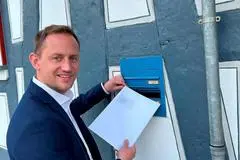 Leopold Bach reicht seine Bewerbungsunterlagen ein.