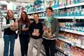 Im Rewe-Markt können Futtertaschen oder Gutscheine gespendet werden.