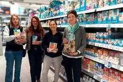 Im Rewe-Markt können Futtertaschen oder Gutscheine gespendet werden.