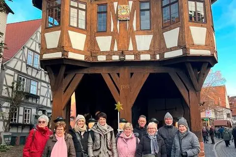 Homberger Ausflügler vor dem historischen Rathaus von Michelstadt. Foto: Stadt Homberg 