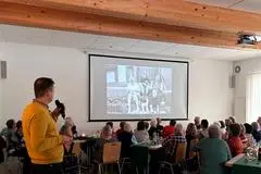 Ein Blick auf das volle Mehrgenerationenhaus. Dort schwelgen die Besucher in Erinnerungen.