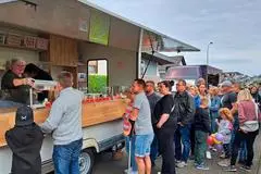 Bis zu einem Kilometer lang ist zwischenzeitlich die Schlange vor dem Foodtruck von Jens Schneidmüller.