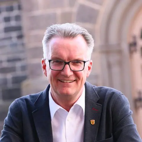Mückes Bürgermeister Andreas Sommer vor dem Rathaus.